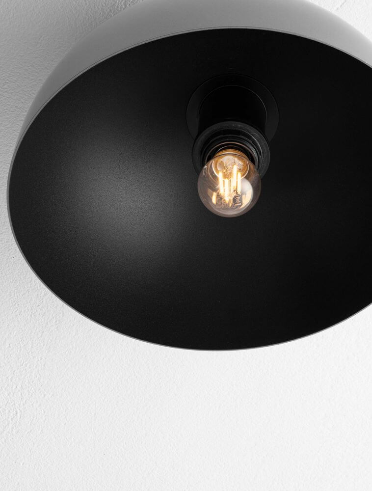 Onia Deckenleuchte E27 Ø 29cm mit schwarzem Lampenschirm und sichtbarem Glühbirnen-Design.