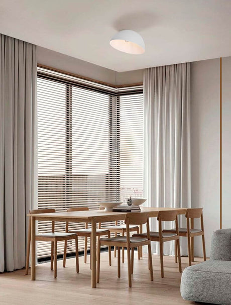 Plafonnier Onia E27 Ø 50 cm dans un espace de vie moderne au-dessus d’une table à manger avec des chaises en bois.