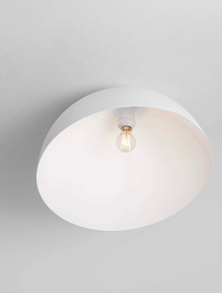 Onia Deckenleuchte E27 Ø 50cm in modernem Design mit ovalem Schirm und sichtbarem Glühbirnenoui.