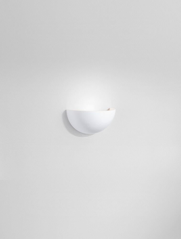 Onica LED Wandleuchte 3000K Weiß an einer hellen Wand installiert, bietet modernes Design und warmweißes Licht.
