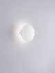 Onut LED Wandleuchte 3000K Weiß an einer Wand montiert, modernes und minimalistisches Design.
