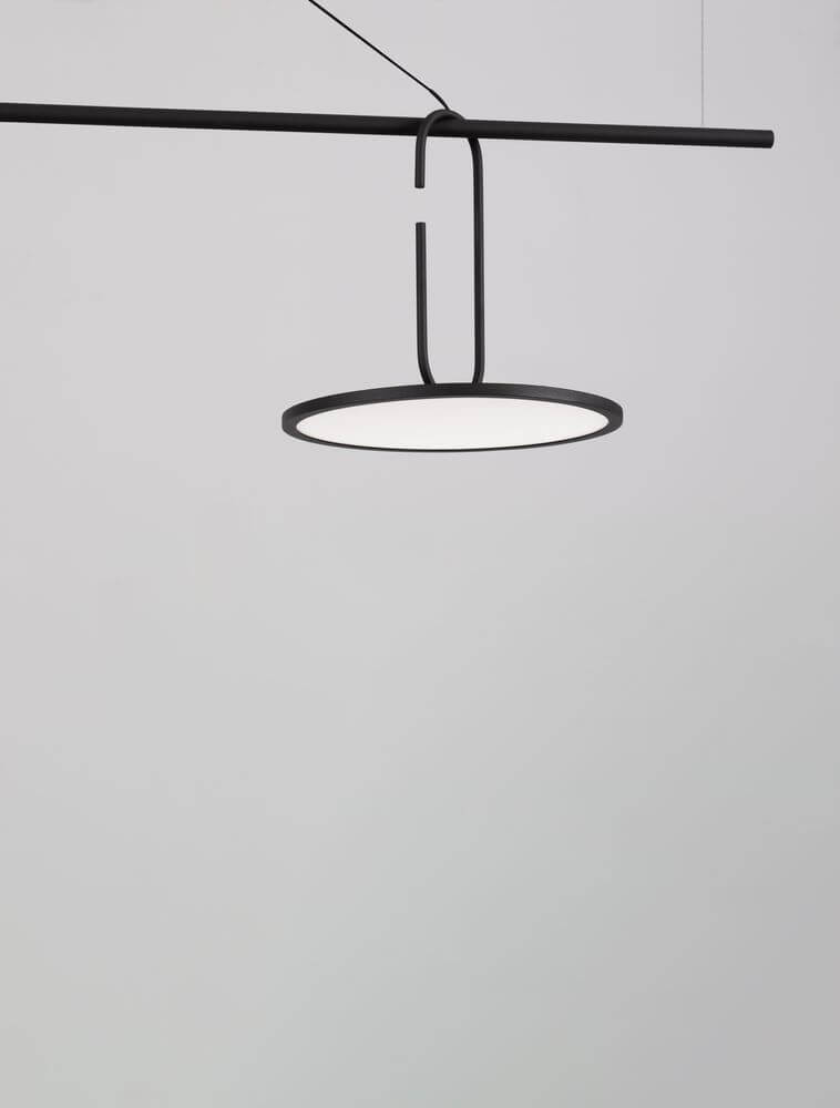 Alt Tag: Opi LED Pendelleuchte Horizontal 3000K Schwarz - schlanke, schwarze LED-Hängeleuchte mit rundem Diffusor, modern für Wohnzimmer oder Esszimmer