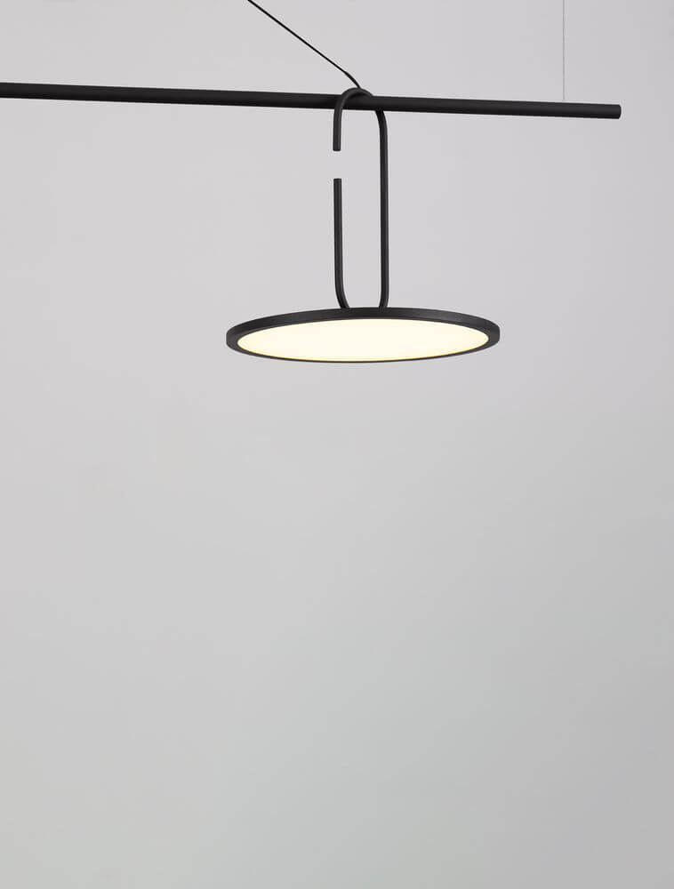 Alt Tag: Opi LED Pendelleuchte Horizontal 3000K Schwarz – moderne schwarze Pendelleuchte mit flacher LED-Leuchte, ideal für Wohnzimmer oder Esszimmer