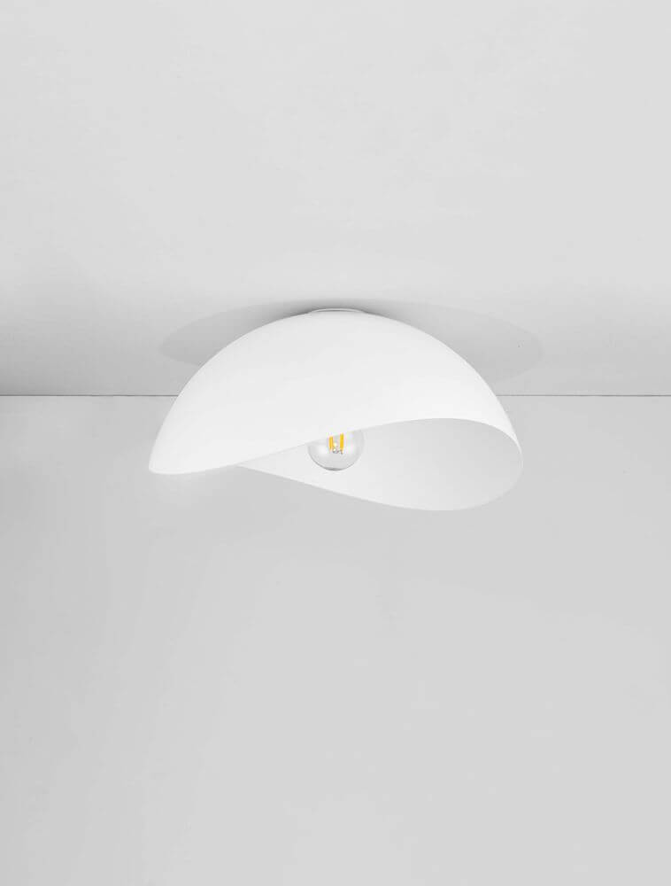 Opsi Deckenleuchte E27 Ø 40cm in modernem Design mit geschwungener Silhouette und warmem Licht.
