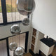 s.luce Orb Glaskugel Galerieleuchte in modernem Raum, die einladendes Ambiente schafft.