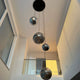 s.luce Orb Glaskugel Galerieleuchte mit vier hängenden Kugeln in Moderner Einrichtung.