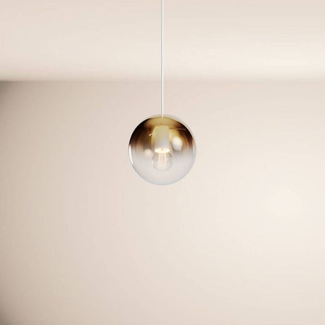 s.luce Orb Glaskugel Pendelleuchte Aufhängung 150cm Weiß im Einsatz, stilvoll und modern.