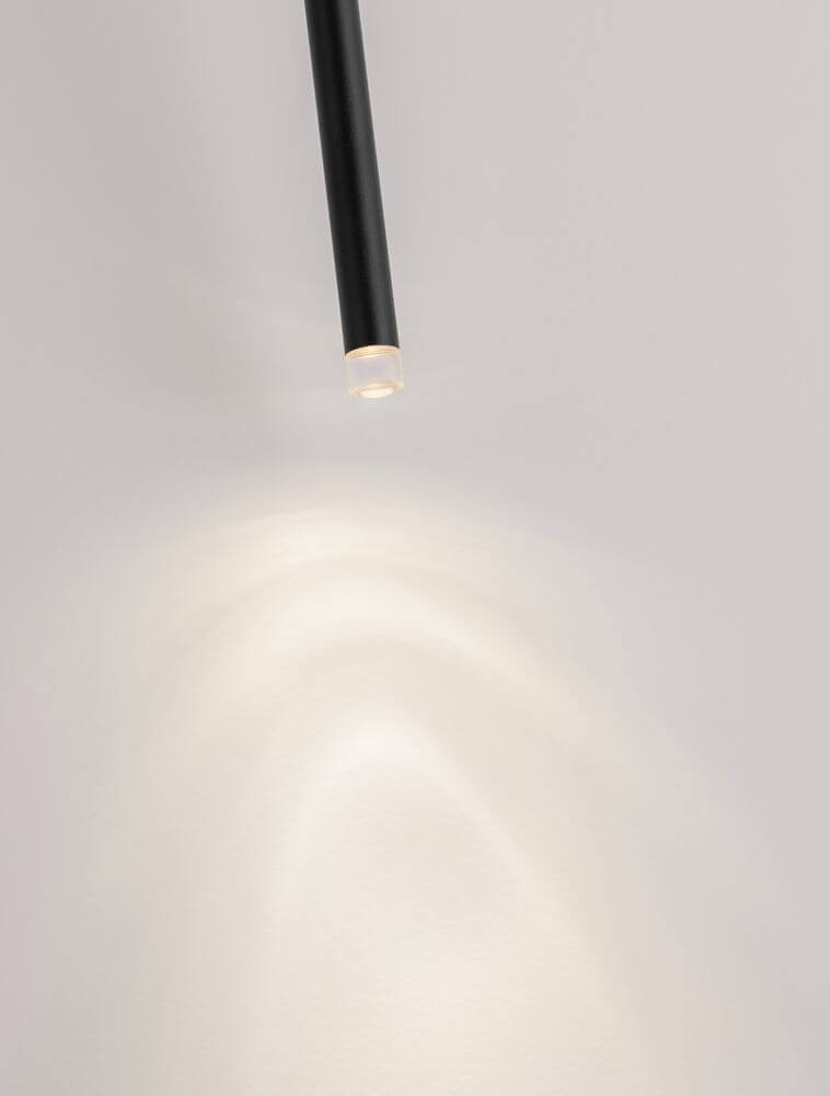 Ornos Deckenleuchte Ø 5cm H 70cm 3000K mit sanfter indirekter Beleuchtung an der Wand.