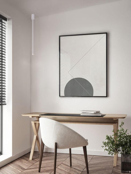 Ornos plafonnier Ø 5 cm H 70 cm 3000K dans un bureau moderne avec bureau et œuvre d’art