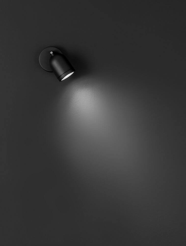 Orson Deckenleuchte GU10 an einer schwarzen Wand, fokusiertes Licht auf die Wand.
