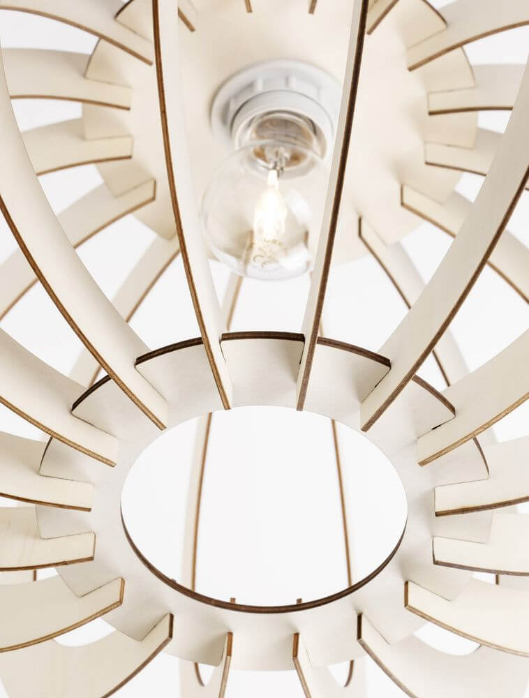 Ottoline Pendelleuchte E27 Ø 40cm mit filigranen Elementen aus Naturholz und Lichtquelle im modernen Design.