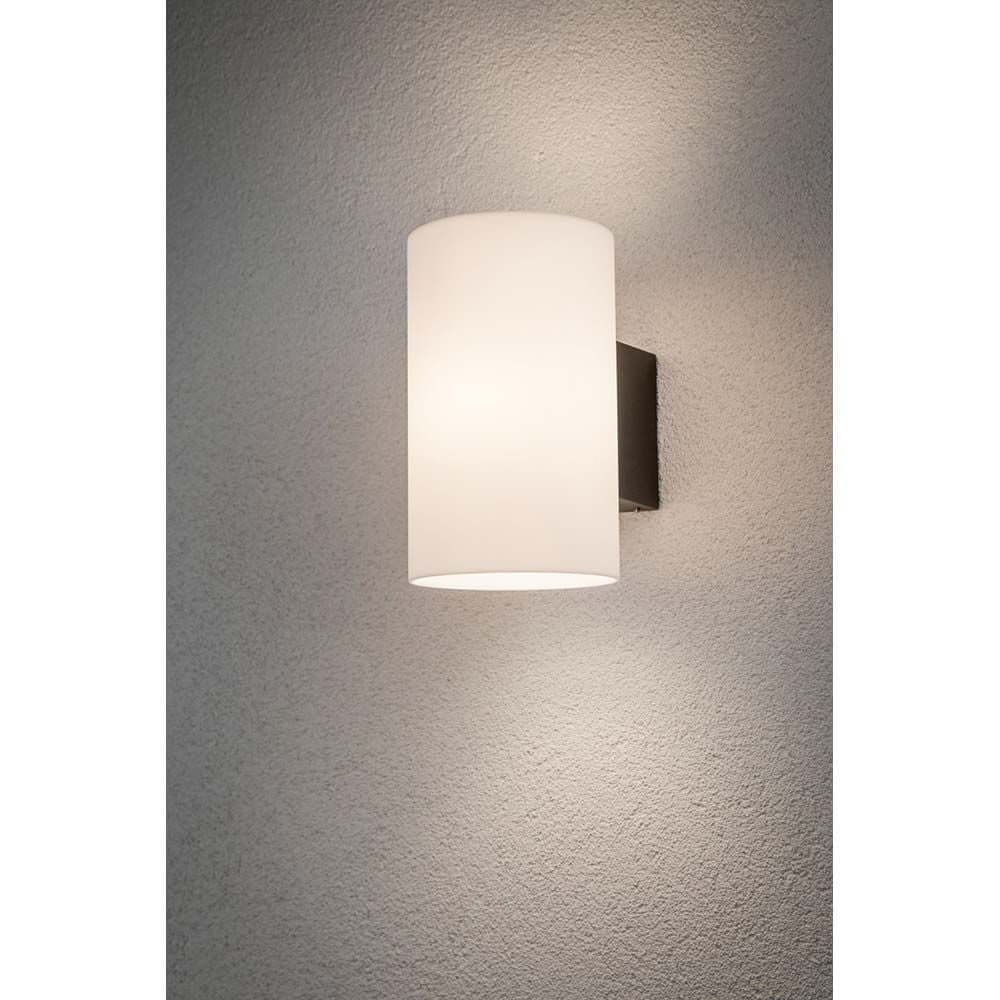 Outdoor Wandleuchte Tube IP54 E27 max 15W Alu auf grauer Wand mit sanftem Licht