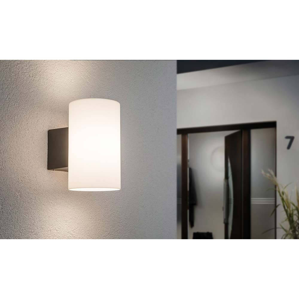 Outdoor Wandleuchte Tube IP54 E27 max 15W Alu an einer Wand montiert, blendfreies Licht, modernes Design.