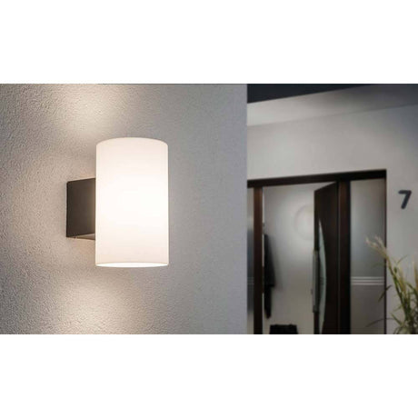 Applique murale extérieure Tube IP54 E27 max. 15W en aluminium montée sur un mur, lumière sans éblouissement, design moderne.
