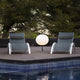 Outdoor Bodenplatte Ø 40cm für Hue Structure mit modernen Lounge-Stühlen am Pool.