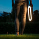 LED Akkuleuchte Moval IP44 370lm 3000K USB in Benutzung im Garten bei Nacht, warmweißes Licht scheit heraus.