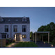 LED Plug & Shine Aufbaulampe IP67 24V 2x350lm 3000K beleuchtet Haus und Einfahrt bei Nacht.