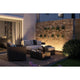 LED Plug & Shine Garten-Einbaulampe IP67 24V 875lm 3000K beleuchtet eine moderne Terrasse mit gemütlicher Sitzgelegenheit.
