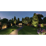 Beleuchteter Gartenweg mit verschiedenen Pflanzen und Bäumen bei Dämmerung, ideal für Plug & Shine Controller.