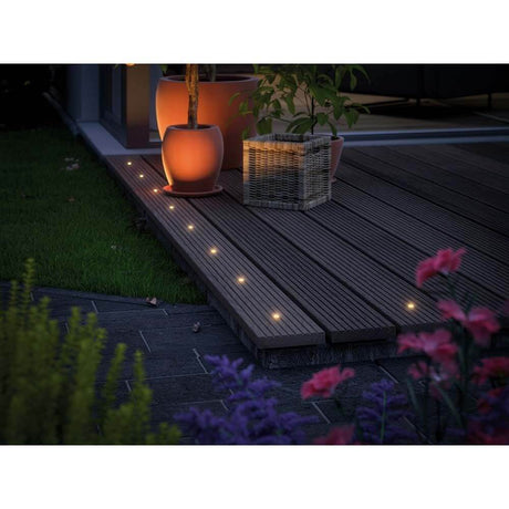 LED Plug & Shine forsænket spotlight sæt MicroPen II + IP67 3000K oplyser en terrasse med forsænket gulvlampe.