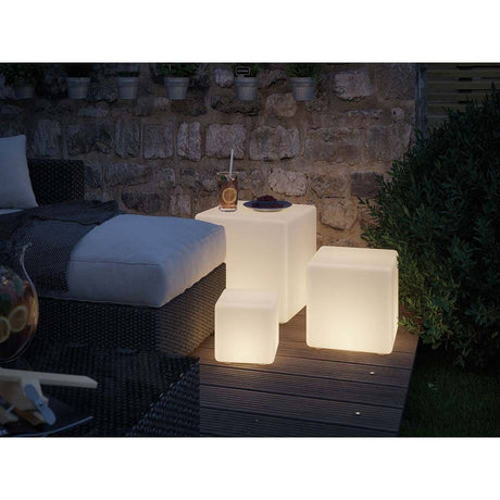 LED Plug & Shine Lichtobjekt Cube 30x30cm IP67 24V 3000K 575lm in einem outdoor Wohnzimmer mit Sitzmöbeln