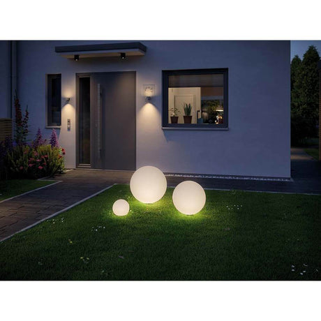 LED Plug & Shine Lichtobjekt Globe Ø 20cm IP67 24V 3000K 235lm im Garten, dekorative Kugeln strahlen warmes Licht aus.