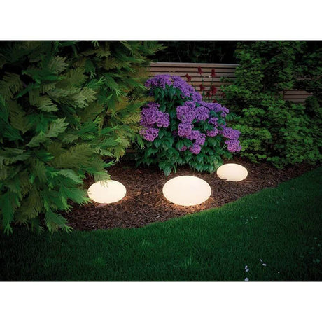 LED Plug & Shine Lichtobjekt Stein Ø 28cm IP67 24V 3000K 235lm in Gartenlandschaft mit Pflanzen