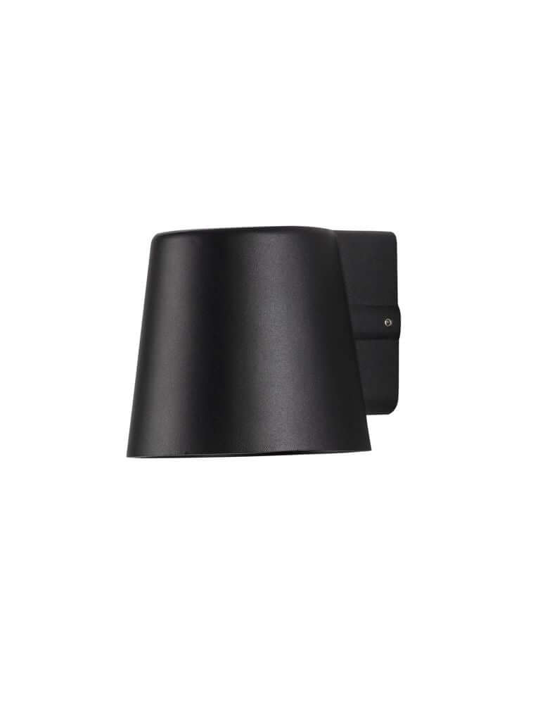 Ovi Außenwandleuchte Schwarz IP54 an einer Wand montiert, modernes Design für Außenbereiche.