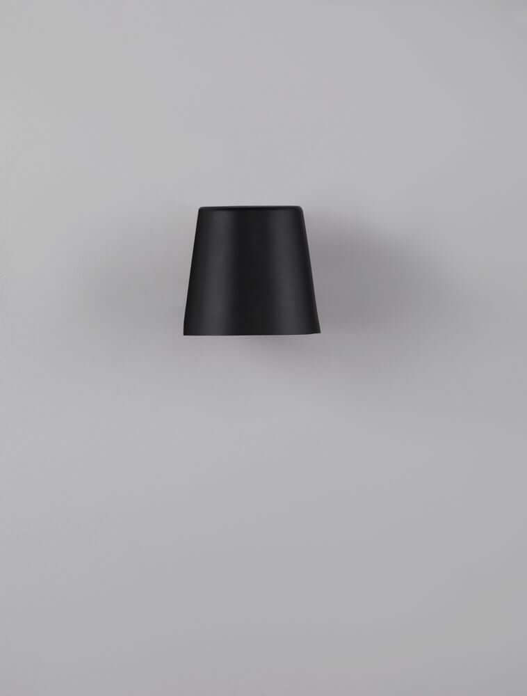 Ovi Außenwandleuchte Schwarz IP54 an einer Wand, modernes Design für Außenbereiche.