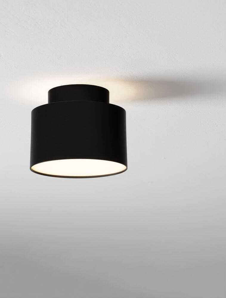 Ozen LED Deckenleuchte in Schwarz mit Ø 11cm und warmem Licht (3000K), ideal für moderne Wohnräume.