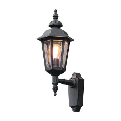 Czarna lampa ścienna Pallas, z zamontowanym dymnym akrylowym szkłem na ścianie, oświetlona.