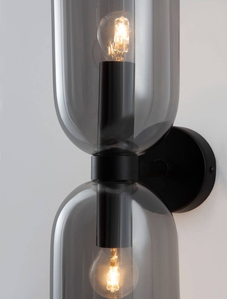 Palmer Wandleuchte Tulpe E14 2-flammig Schwarz, Rauch mit zwei Rauchglasschirmen und sichtbaren Lichtquellen.
