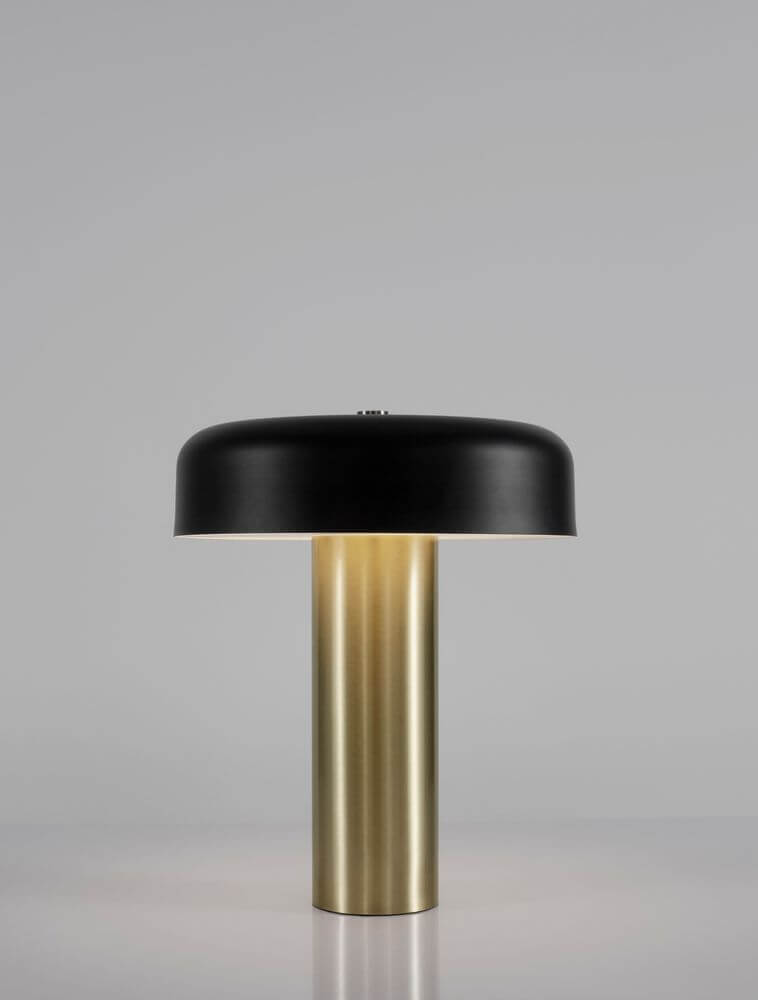 Pandora LED Tischleuchte 3000K Schwarz, Gold auf einem Tisch, moderner Stil, hochwertige Materialien.