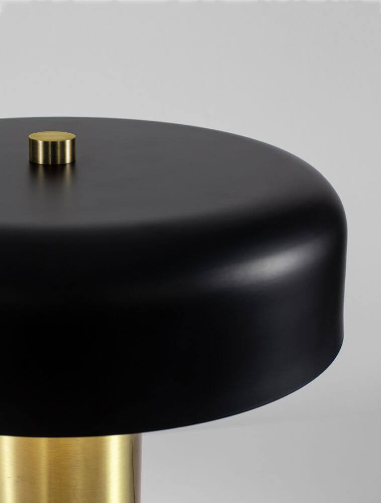Pandora LED Tischleuchte 3000K Schwarz, Gold mit schwarzem Acryl und goldenem Aluminium.