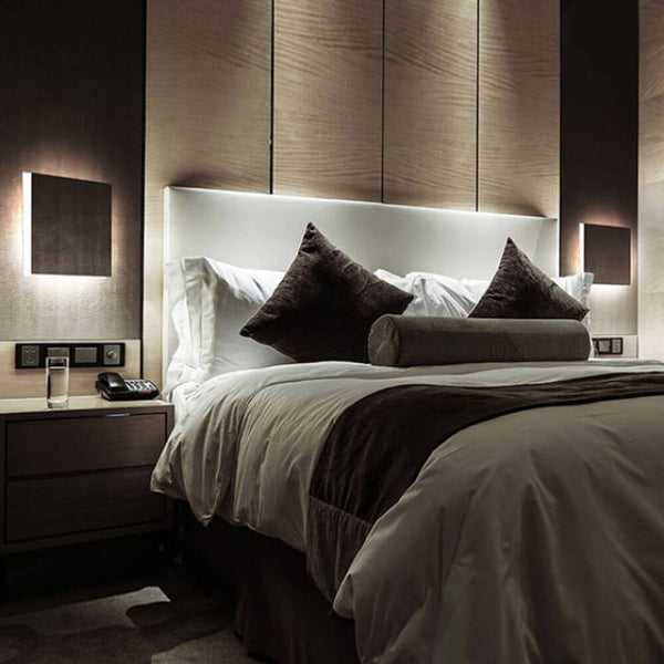 Applique da incasso Panzeri Aldecimo LED orientabile nella moderna camera da letto con un ambiente elegante.
