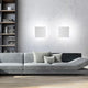 Panzeri Aldecimo Einbau LED-Wandleuchte verstellbar im modernen Wohnambiente mit Sofa und Regalen.