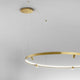 Panzeri Arena LED-Ring Pendelleuchte aus gebogenem Aluminium mit verstellbaren Spots in elegantem Gold.