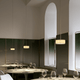 Panzeri Bella Vestita Lampenschirm für Pendelleuchte in einem stilvollen Restaurantambiente.