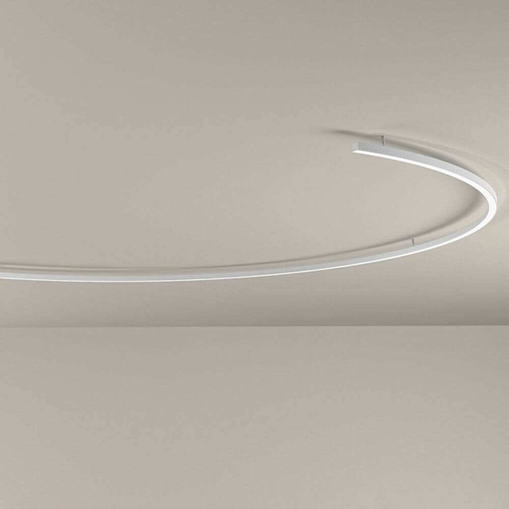 Panzeri Brooklyn Halb-Ring LED-Deckenlampe in halbkreisförmiger Ausführung an einer neutralen Decke.