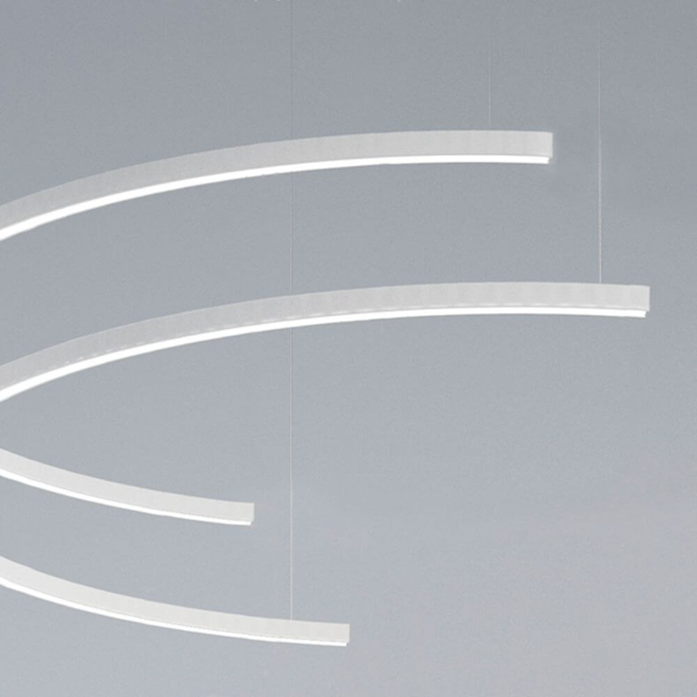 Panzeri Brooklyn Halb-Ring LED-Pendelleuchte mit drei runden Ringen in elegantem Design.