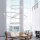 Panzeri Brooklyn LED-Ring Pendelleuchte in modernem Büro mit großen Fenstern und Konferenztisch.