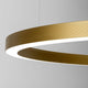 Detailansicht der Panzeri Brooklyn LED-Ring Pendelleuchte in mattgold mit gerippter Oberfläche.