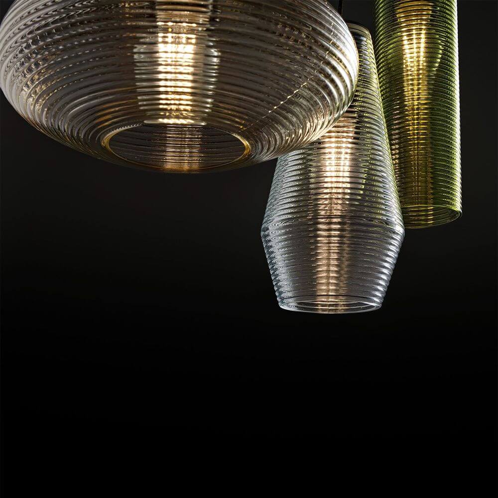 Panzeri Clio Pendellampe mit geriffeltem Glas in verschiedenen Farben auf dunklem Hintergrund.