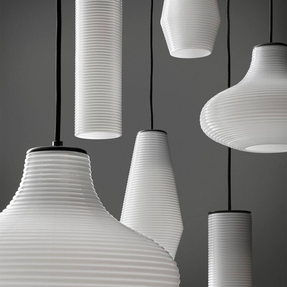 Panzeri Clio Pendelleuchten mit geriffeltem Glas im modernen Retro-Design, ideal für stilvolle Innenräume.