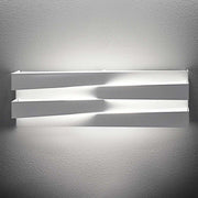Panzeri Cross LED wandlamp indirect en direct aan een wand, met zacht, indirect licht.