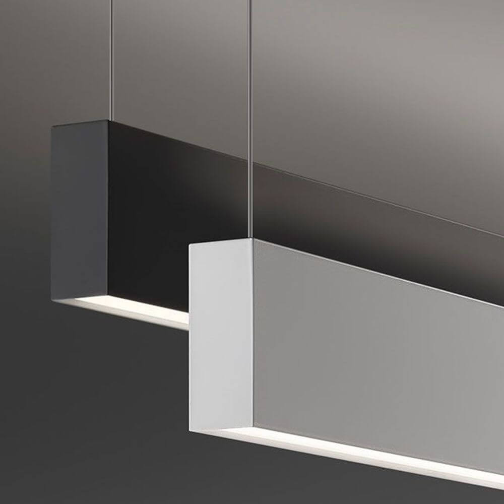 Panzeri Giano LED-Pendelleuchte indirekt/direkt UGR <19 in Schwarz und Weiß, modernes Design für Büros und Flure.