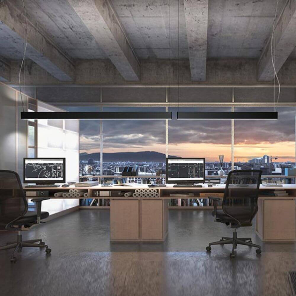 Panzeri Giano LED-Pendelleuchte indirekt/direkt UGR <19 in modernem Büro mit Stadtansicht.