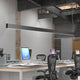 Panzeri Giano LED-Pendelleuchte indirekt/direkt UGR <19 in modernem Büro mit Schreibtischen und Computern.