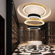 Panzeri Golden Ring Baldachin in modernem Interieur mit goldenen und schwarzen Ringen, elegantes Design.