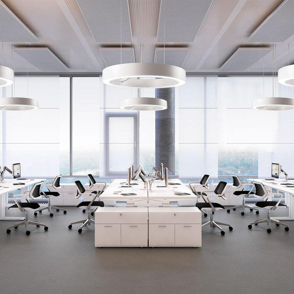 Panzeri Golden Ring LED-suspension dimmable dans un bureau moderne avec table et chaises.